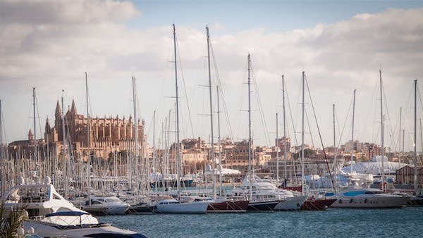 YachtUnivers's tweet image. Los propietarios de yates amenazan con llevárselos de las Islas Baleares si se implanta la tasa de lujo.

Yacht owners threaten to take them from the Baleares Islands if the luxury tax is implemented

#yacht #boat #yates #barco
