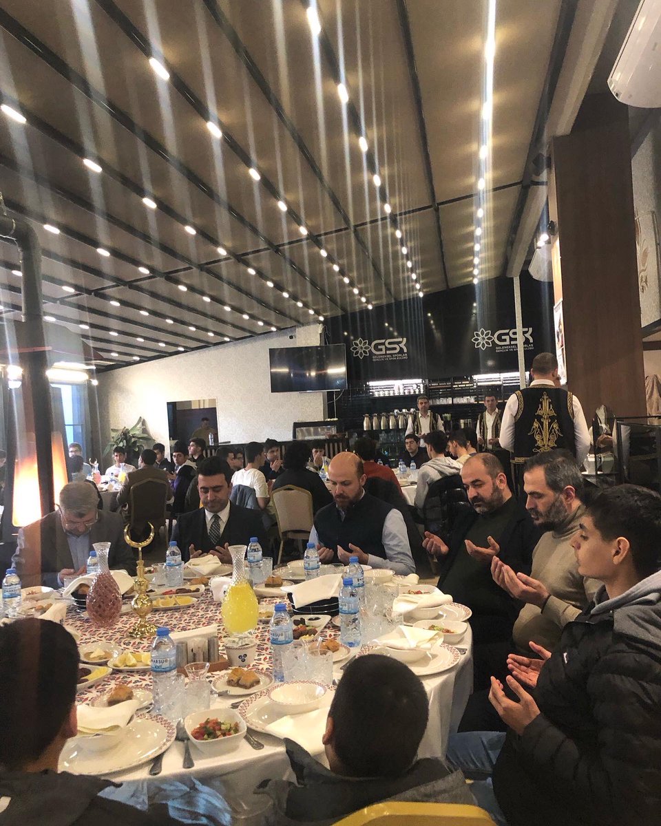 Dünya Etno Spor Konfederasyonu Başkanı Necmettin Bilal Erdoğan, afet bölgesinden gelen kardeşlerimiz ile Geleneksel iftarımızda bir araya geldi. #gelenekseliftar