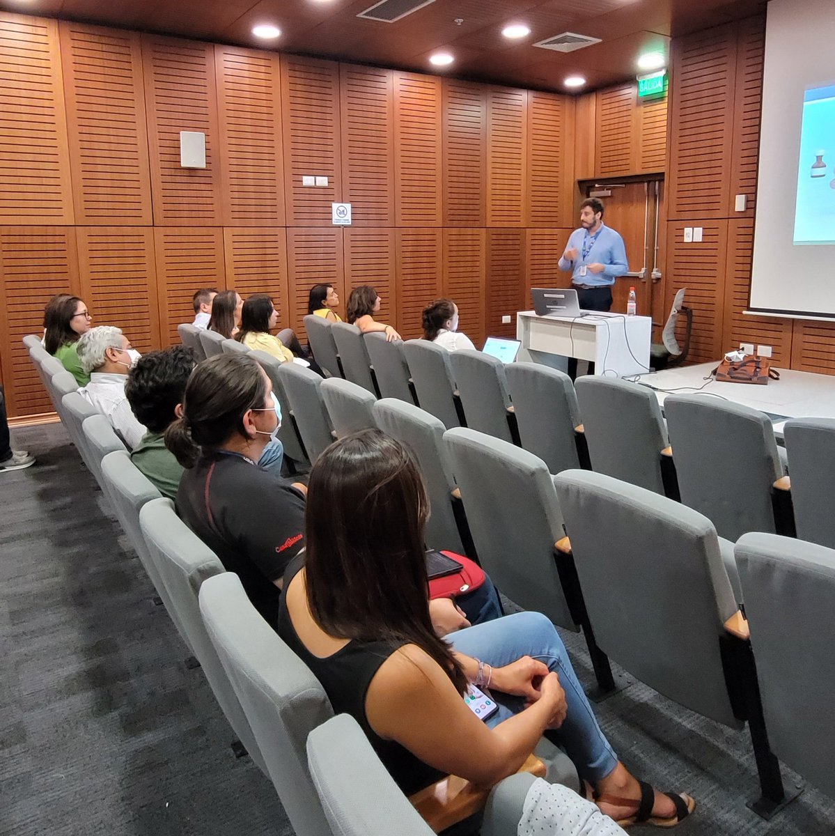 proyecto_helo's tweet photo. El día ayer estuvimos reunidos con @CENSChile, en el marco de avanzar en una colaboración de análisis de perfiles laborales, con el objetivo de que nuestros equipos cuenten con las competencias necesarias para la Transformación Digital. https://t.co/uPDSOG9jGd