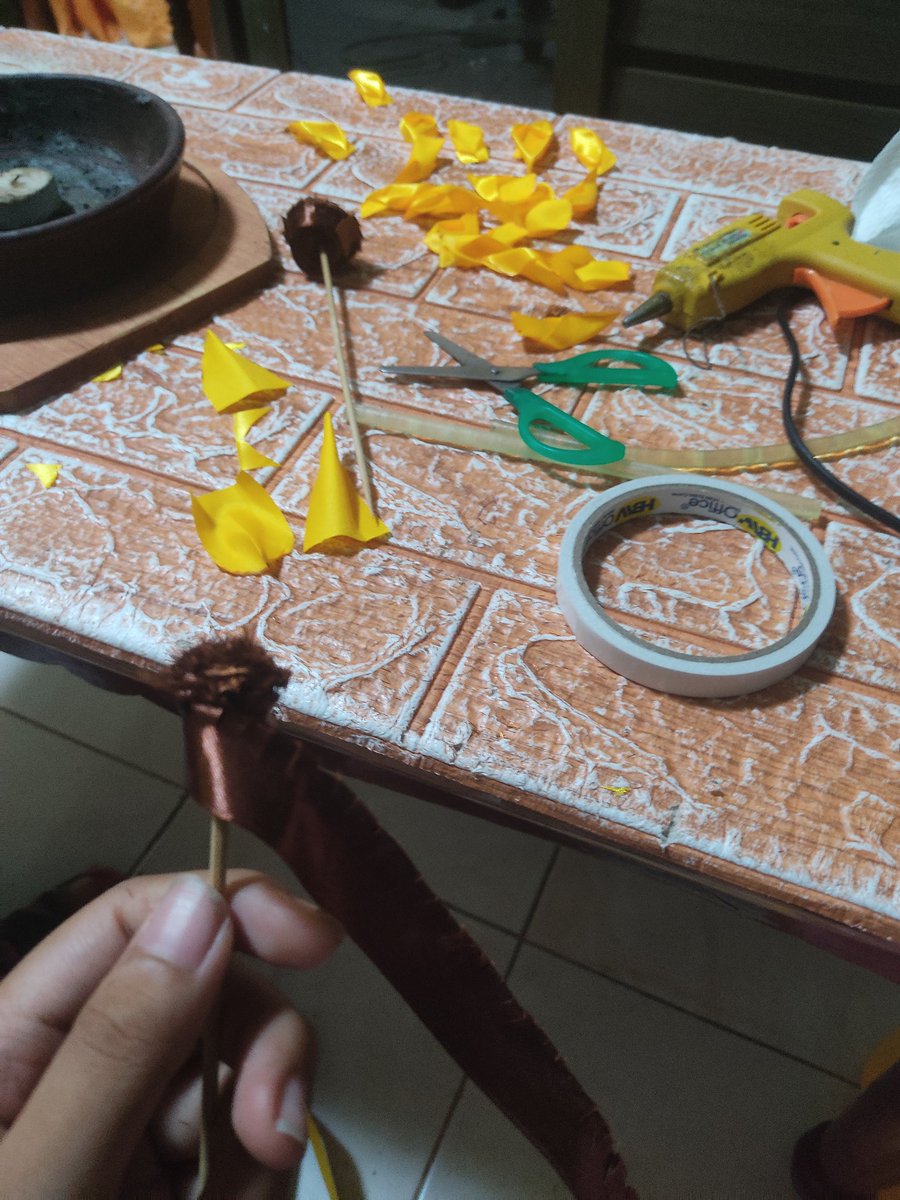JeyiztheEm's tweet photo. Day 1 of prepping for my date: I made him flowers! https://t.co/5HDci8IDqO