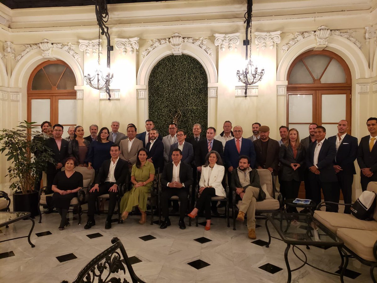 COCEMX's tweet photo. Una gran noche en #CDMX en la instalación del Consejo Consultivo Empresarial. 

Amigos empresarios y empresarias se dieron cita para dar inicio formalmente a #COCEMX para buscar espacios y mayores beneficios para todas y todos los mexicanos. 

#LlegoLaHoraDeCrecer https://t.co/drKjkjBPth
