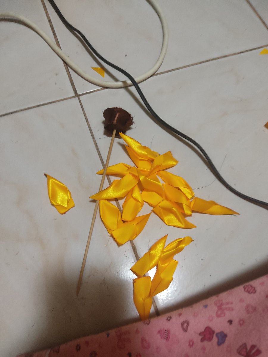 JeyiztheEm's tweet photo. Day 1 of prepping for my date: I made him flowers! https://t.co/5HDci8IDqO
