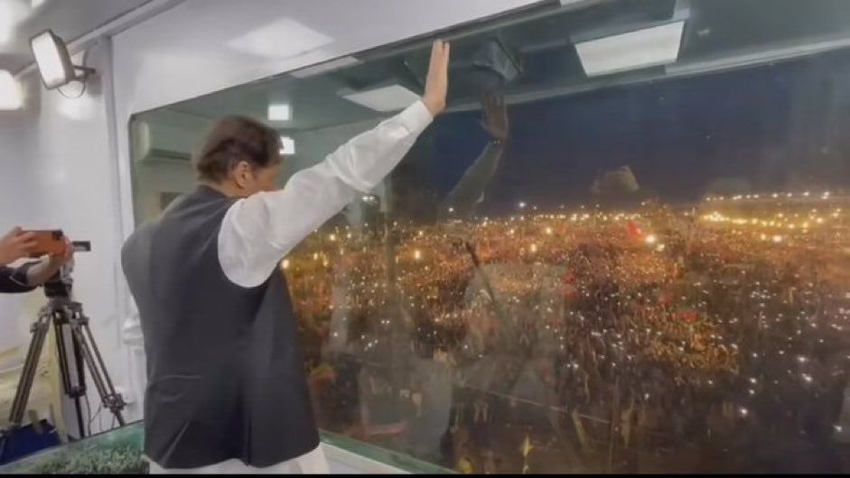 GFarooqi's tweet photo. کئی حوالوں سے مریم نواز کا آج قصور جلسہ؛ عمران خان کے گزشتہ کئی جلسوں سے بڑا اور متاثر کُن قرار دیا جا سکتا ہے خاصکر لاھور مینارِ پاکستان جلسے کے تقابل میں۔ اوّل؛ خان کا جلسہ لاھور جیسے بڑے شہر میں تھا جہاں کی آبادی کے تناسب سے جلسے میں لوگ اتنے زیادہ نہیں تھے۔ مریم نواز کا جلسہ https://t.co/XBcPBpeFtb