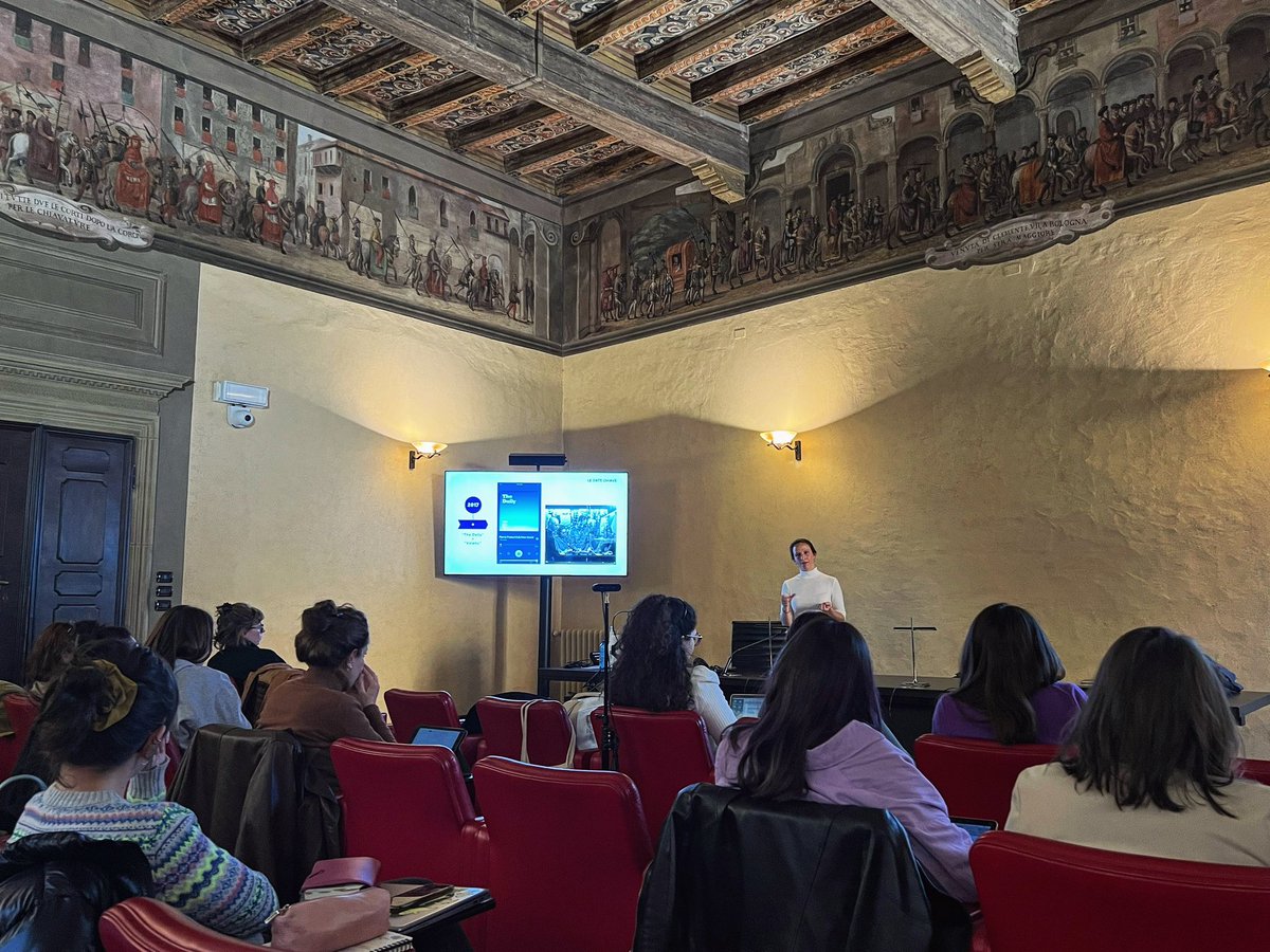 luca_barra's tweet photo. Oggi il mio corso al #mastereditoria di UniBo ospita @AndreaFdeCesco, a raccontare la storia, il linguaggio e l’industria dei podcast e il caso di Chora Media. :) https://t.co/MkglScJREQ