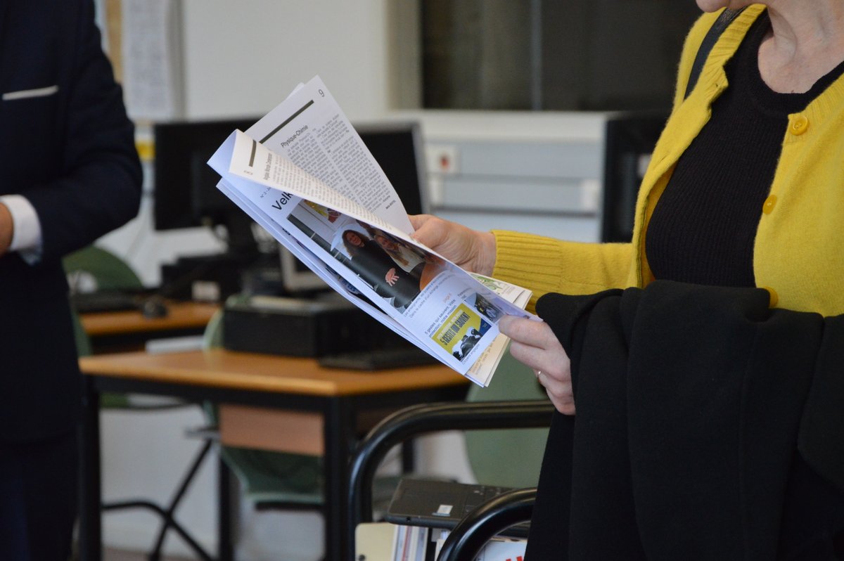 acnantes's tweet image. Des élèves du lycée Carcouët (44) ont présenté leur journal « Le P’tit Couët » à la rectrice @beguin_katia dans le cadre de la semaine de la presse et des médias à l’École. Cette initiative a permis de faire naître chez des élèves des vocations pour le journalisme. #SPME2023