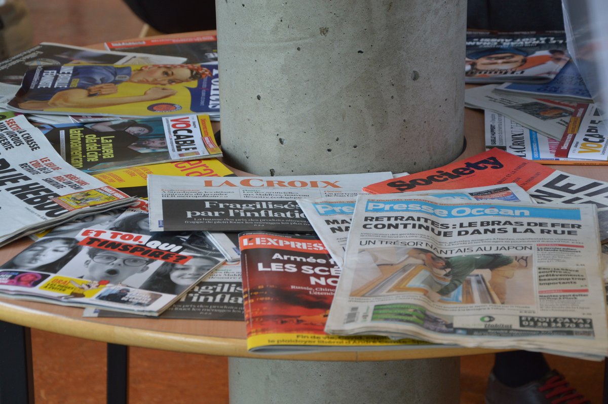 acnantes's tweet image. Des élèves du lycée Carcouët (44) ont présenté leur journal « Le P’tit Couët » à la rectrice @beguin_katia dans le cadre de la semaine de la presse et des médias à l’École. Cette initiative a permis de faire naître chez des élèves des vocations pour le journalisme. #SPME2023