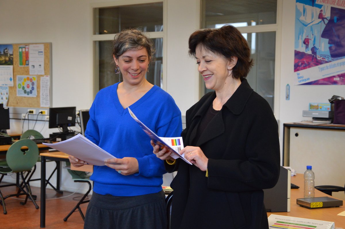 acnantes's tweet image. Des élèves du lycée Carcouët (44) ont présenté leur journal « Le P’tit Couët » à la rectrice @beguin_katia dans le cadre de la semaine de la presse et des médias à l’École. Cette initiative a permis de faire naître chez des élèves des vocations pour le journalisme. #SPME2023