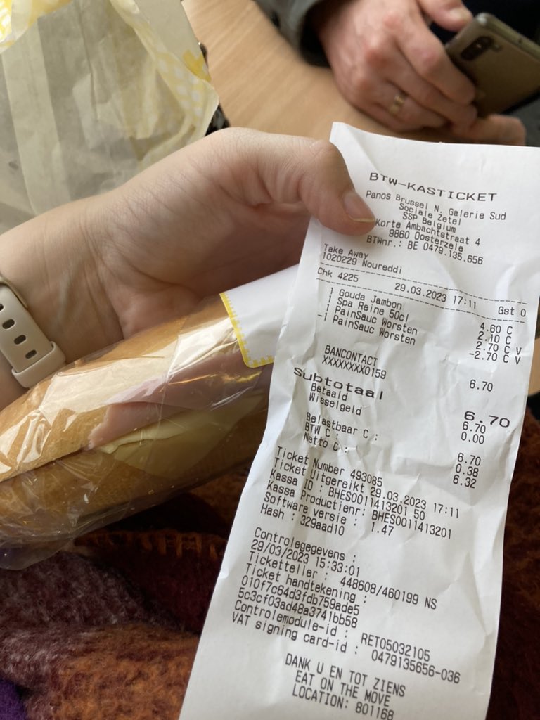 ROoMMiii__'s tweet photo. @PanosBelgium sinds wanneer kost een wit broodje met kaas en hesp zonder groenten €4,60?!? Ps. jullie medewerker Noureddi in Brussel Noord is ook geselecteerd op basis van zijn skills zeker? 🤦🏼‍♀️ Misschien slim om snelle mensen in te zetten op een plek waar mensen gehaast zijn? 🕙 https://t.co/rqlxywGmy1
