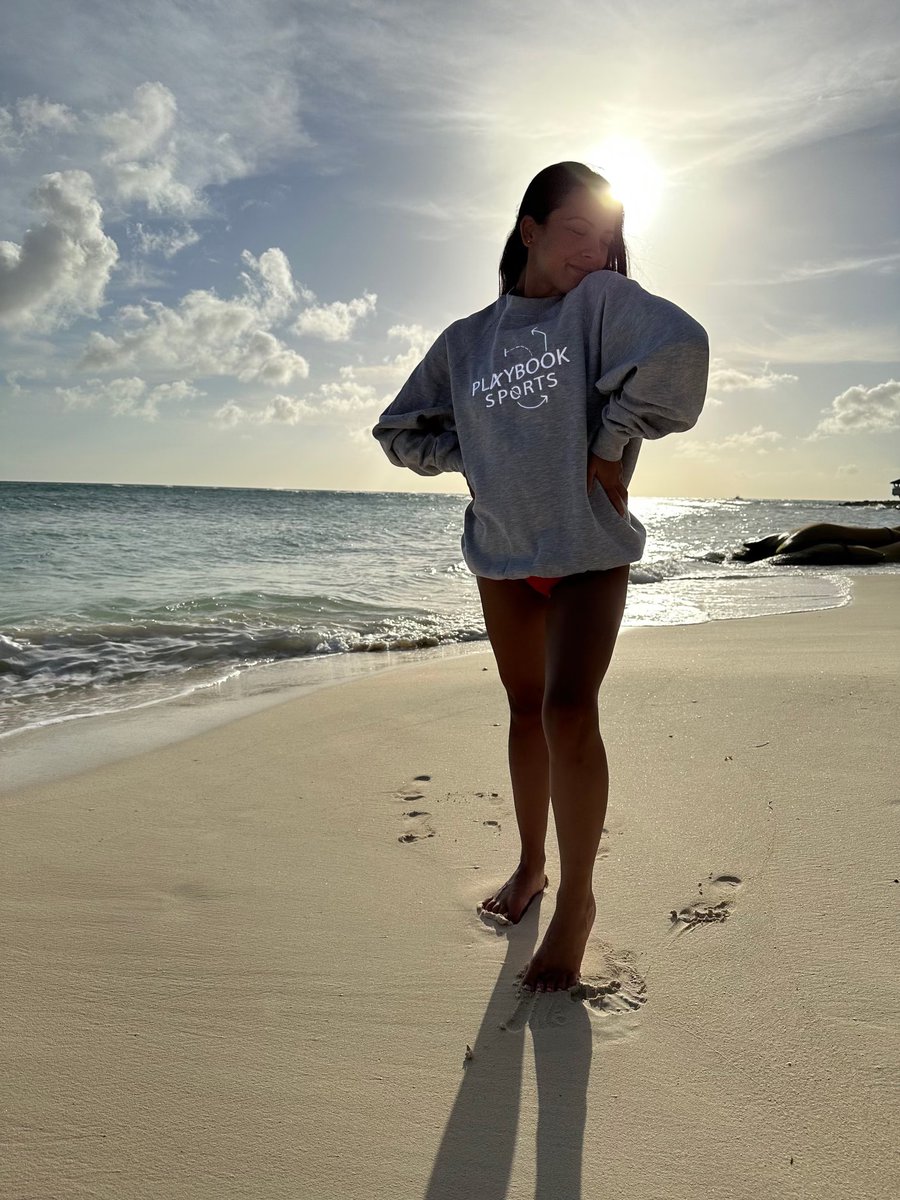 PlaybookSN's tweet photo. 🚨#SupporterSpotlight 🚨

Amanda Marcantonio decided to flex her Playbook Sports crew neck in Aruba 🔥🏝️

Show her some love ❤️✊🏼

DM us a pic in your gear to be featured 👀 https://t.co/tNjNrxAk6S