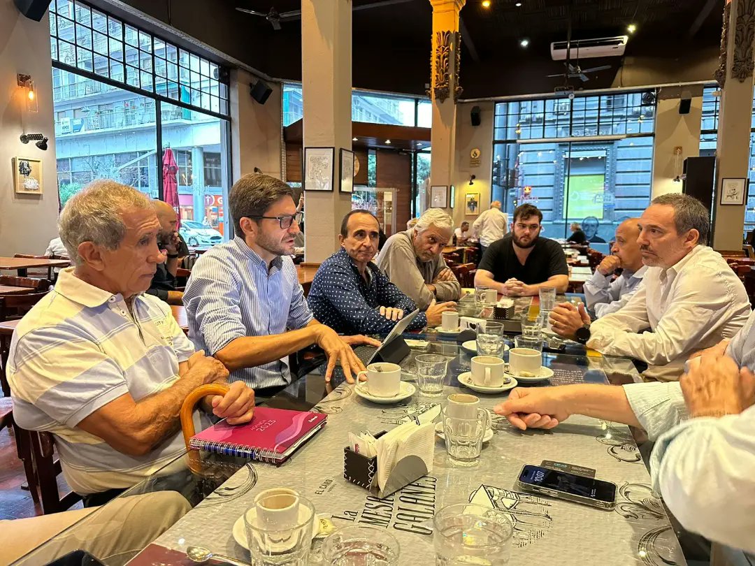 CompromisoStaF's tweet photo. Conversamos con empresarios Pymes rosarinos y junto a @maxipullaro creemos en una Santa Fe productiva y en un trabajo conjunto, efectivo y eficaz entre el sector público y privado para mejorar la situacion de cada ciudadano de la Provinca. https://t.co/GlW9B7tIR2