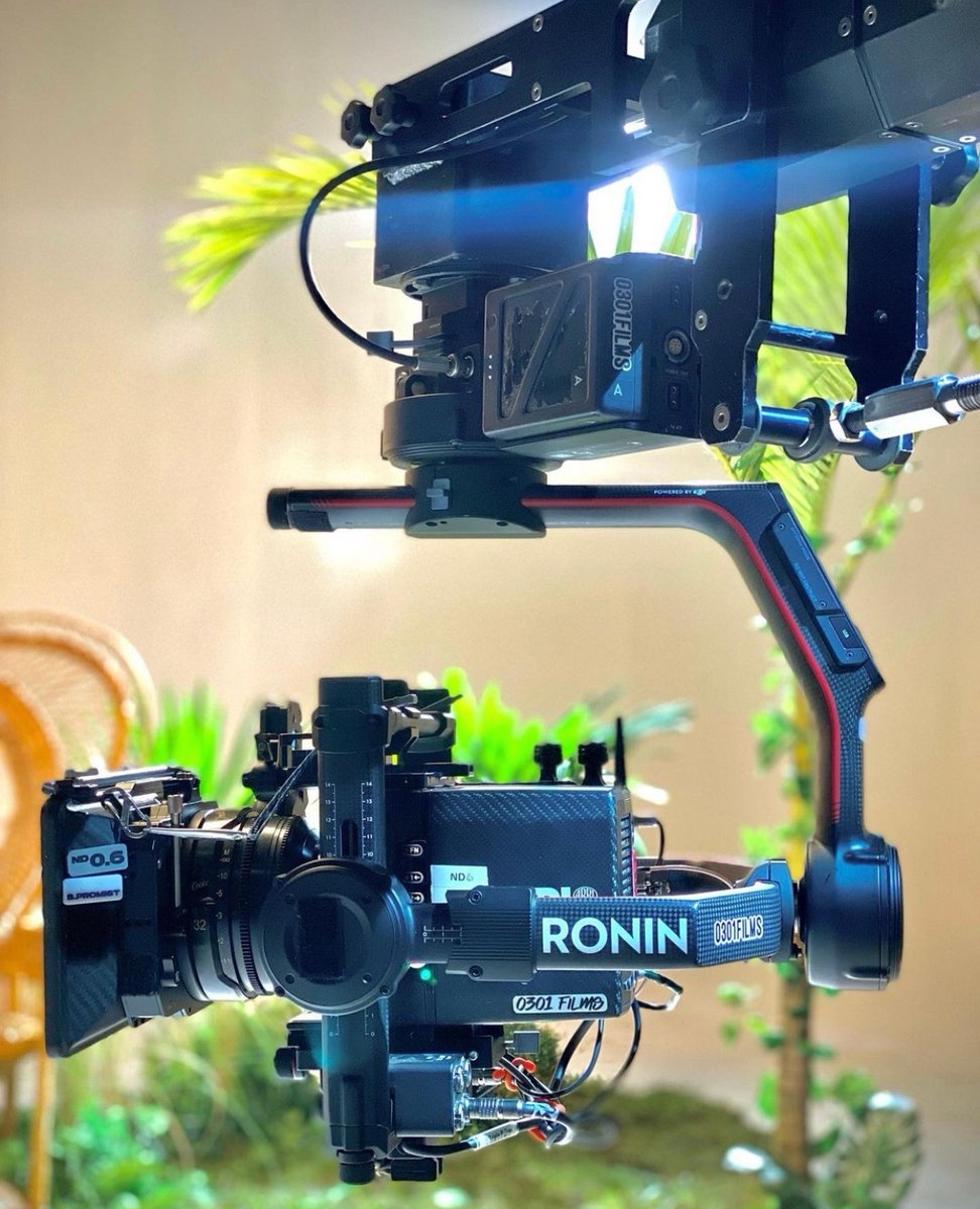 Beautiful setup, maximizing the gimbals possibilities 🤩⁠
⁠
📸 IG: anddres4k
⁠
#arri #arrialexamini #alexaminilf #oconnor #tripod #mounting #cinema #assistantcamera #cameradepartment #filmproduction #productionlife #focuspulleratwork #rentalhouse #camerarental