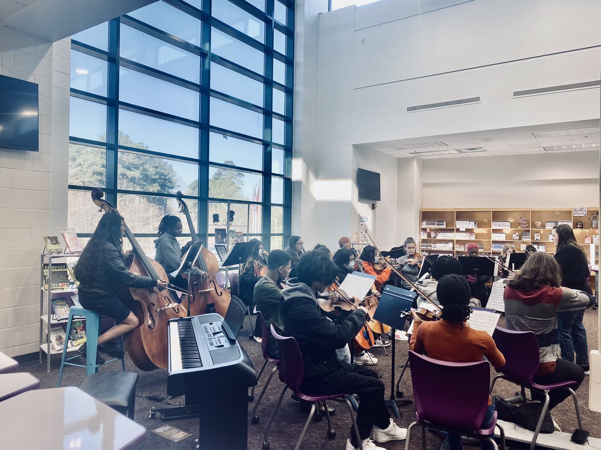Woodside_Band's tweet photo. Today during Wolverine Wednesday, we were treated to a concert in the @WSHSNNLib from the orchestra and piano students. 

The library is such a beautiful space for a concert. @NNPSWoodside 
#NNPSArts #woodsidepride #miosm https://t.co/9UuRaFOdzw