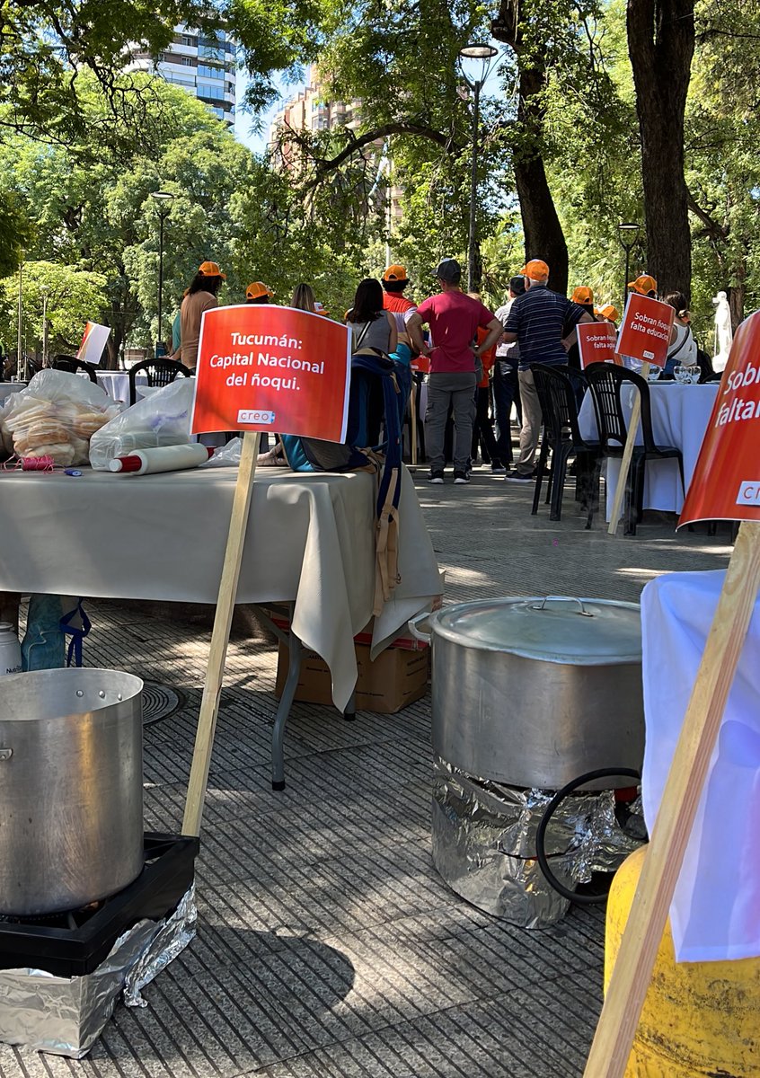 Tucumán es tristemente famosa por sus #ñoquispolíticos. Mientras también da la nota por los magros sueldos del personal de salud, docente y de seguridad, por los puentes que se caen, por la inseguridad, por la falta de agua y por su escandalosa pobreza a pesar de sus riquezas.