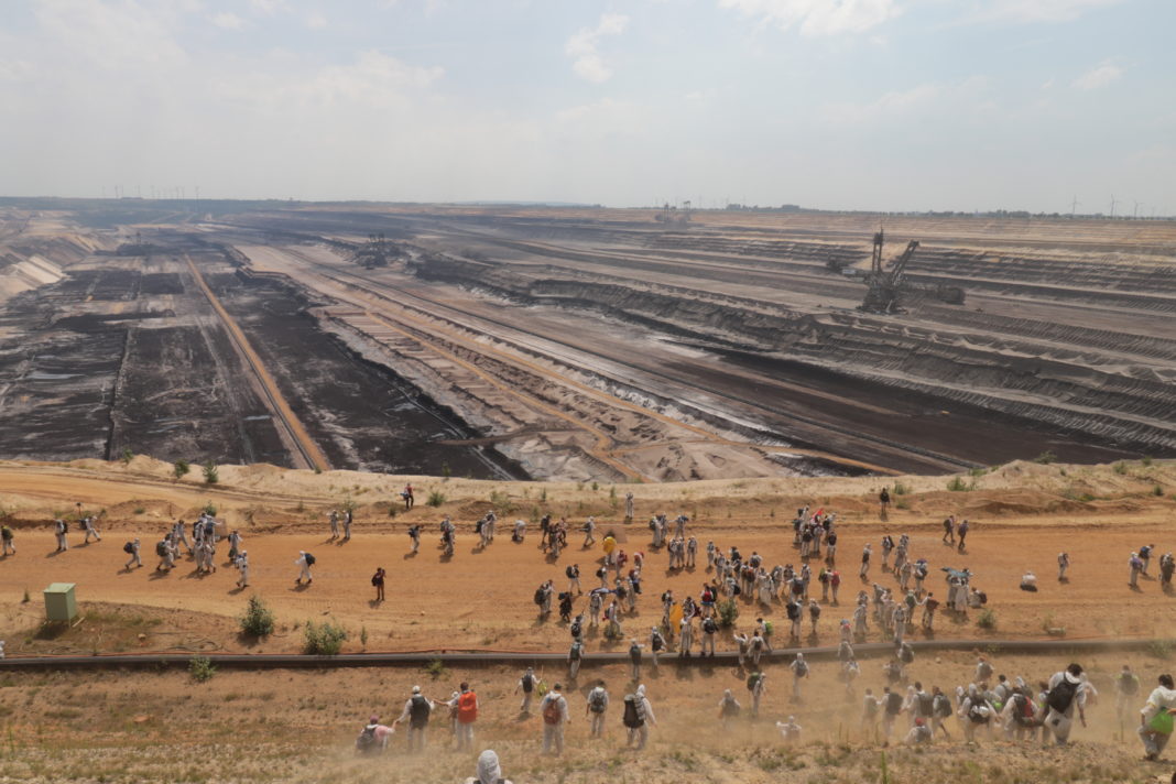 Il y a aussi ces #podcast de reportage à l'étranger, Le G20 à Hambourg avec <a href="/Laury_anne/">Laury-Anne Cholez</a> mais aussi des sujets au Chili, en Espagne, en Italie ou encore une action géante comme #EndeGelande racontée par <a href="/PGSop/">Sophie</a> et <a href="/PoChaput/">Pierre·Olivier Chaput</a> ⬇️⬇️
radioparleur.net/2019/06/26/end…