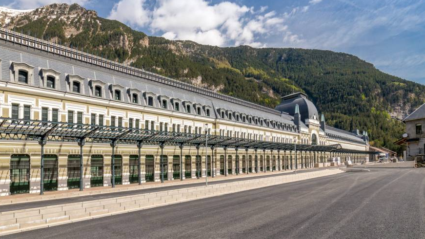 PodioMX's tweet photo. Cirio Circular iluminando el hotel de lujo Canfranc Estación

Leer más 👉 https://t.co/NNE7E0eH89

#TheLightReport @diezcompany #iluminación #HaciendoEquipo #desdeelpodio https://t.co/7bJq4fOEAG