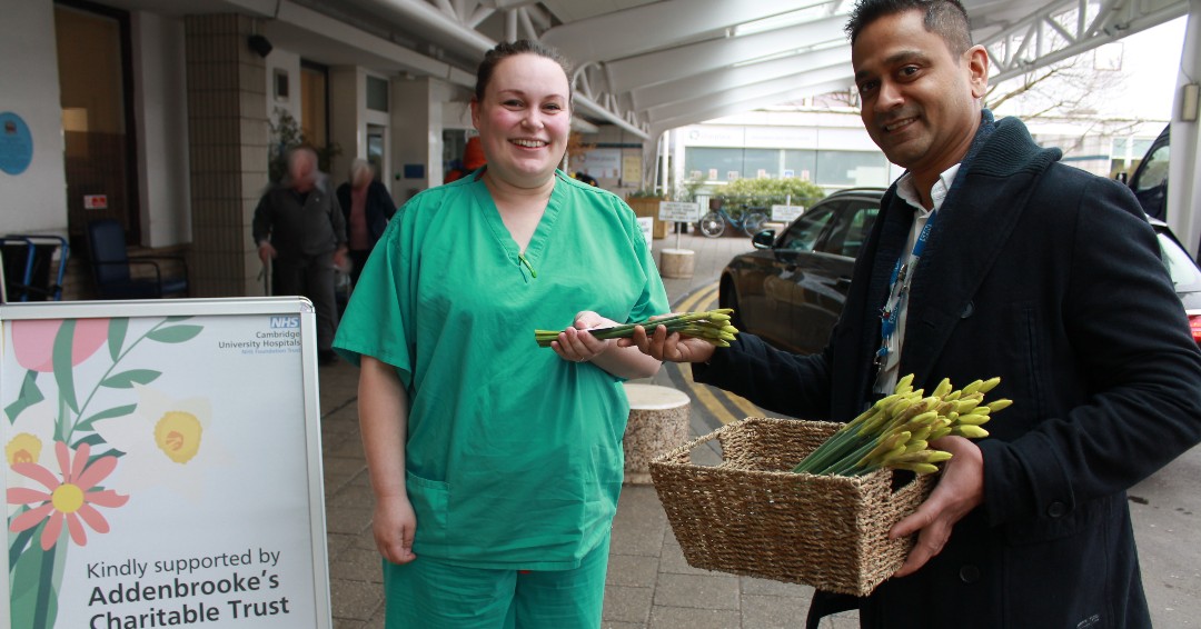 ACTcharity's tweet photo. Today, 5,000 bunches of cheerful daffodils, kindly supported by @Scotsdales &amp; ACT, were handed out to @CUH_NHS staff with ACT &amp; @CCommoditiesltd saying a huge thanks for all they do.💐

We loved seeing the smiles as staff arrived or left their shifts 😊 https://t.co/22wFDIqWn7