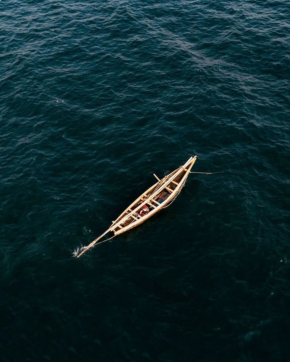 SafarisBurundi's tweet photo. il est considéré comme la source de vie du continent africain ;depuis sa naissance ;voila 25 millions d’années ;il ne s'est jamais asséché et a bénéficié  d'un climat stable .Le lac tanganyika avec un bon décor des pirogues;   nyanza-lac  @KevinMUGABE8 bon boulon #tourism https://t.co/XLbv18eNVM