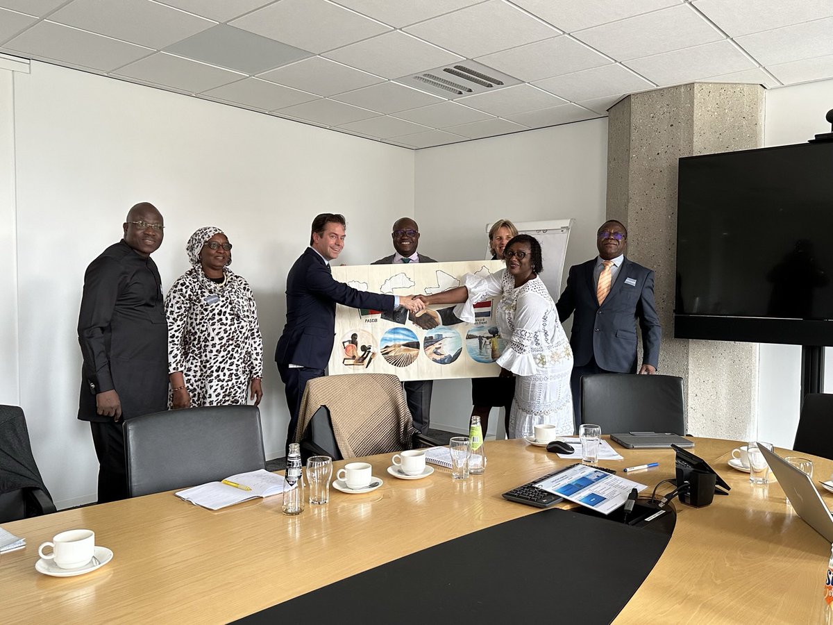 chris_stoffer's tweet photo. In januari bezocht ik Benin in het kader van 'hulp en handel'. Vandaag mocht ik een delegatie uit Benin, Ivoorkust, Mali en Burkina Faso ontvangen in de @2eKamertweets. Laten we solidair zijn, en ook rondom klimaat en veiligheid oog hebben voor onze wederzijdse afhankelijkheid! https://t.co/aPcJqlPiRh