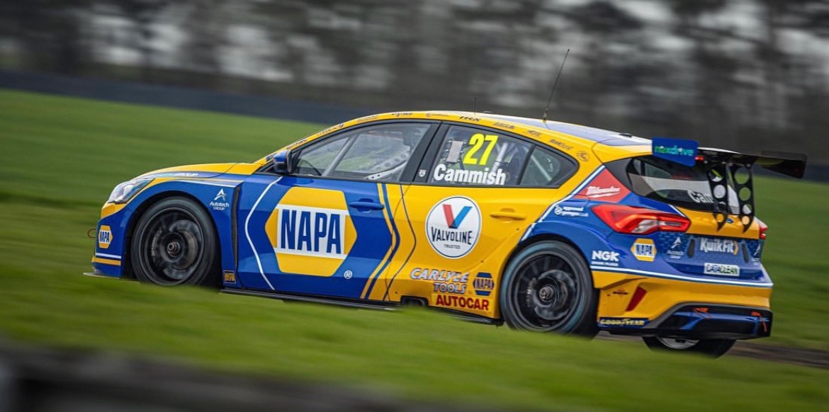 Bit wet up north but always enjoyable getting more laps under our belts. The @naparacinguk team brought some colour to a rather rainy day at @Croft_Circuit 🔵🟡 📸 @TonyRaine1