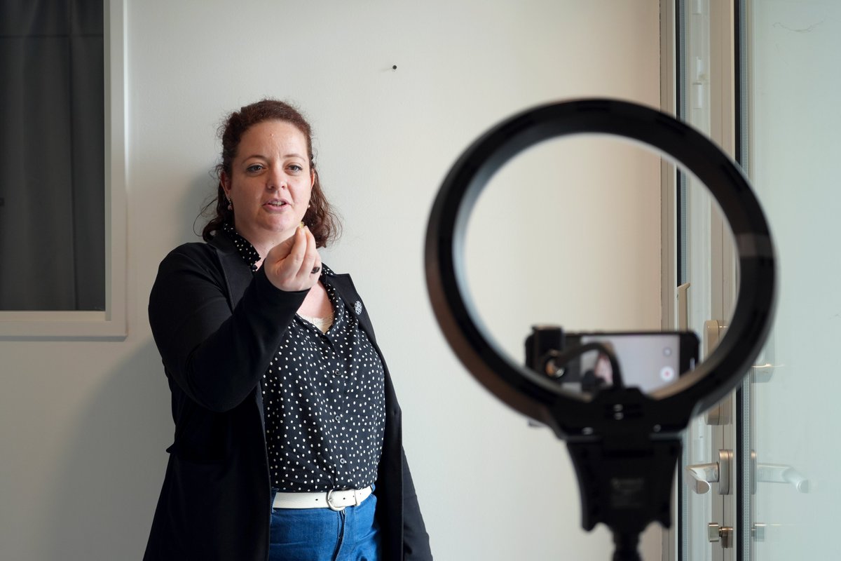 Fr_BioImaging's tweet image. 📹Rolling.... and Action!
Imaging scientists are still on the set for our workshop &quot;FBI training&quot; about video producing. Here, @MelinaPetrel explains ultramicrotomy for a future MOOC on #electronmicroscopy🔬