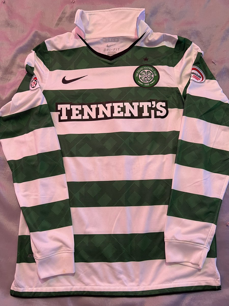celticshirt's tweet photo. Good selection of Celtic Player shirts listed for sale on my eBay account. 
All the links will be on my twitter home page tonight or check out sellers other items on eBay to see what’s available. Good luck to anyone who bids #Celtic #CelticFC 🍀🍀🍀

https://t.co/WzLHge9RuQ https://t.co/i6M5yFfUB5
