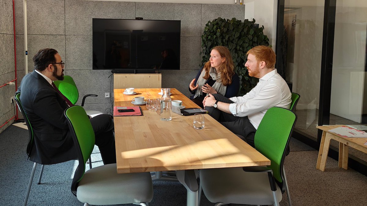 timjanssen_c2c's tweet photo. Besuch aus dem @BMUV im #C2CLAB! Danke für den Austausch zu #CradletoCradle und #Kreislaufwirtschaft, @ChrisKuehn_mdb! Wir sehen viele Schnittmengen in unserer Arbeit und freuen uns darauf, weiter im Gespräch zu bleiben. #sogehtmorgen https://t.co/0CbztzvSCO