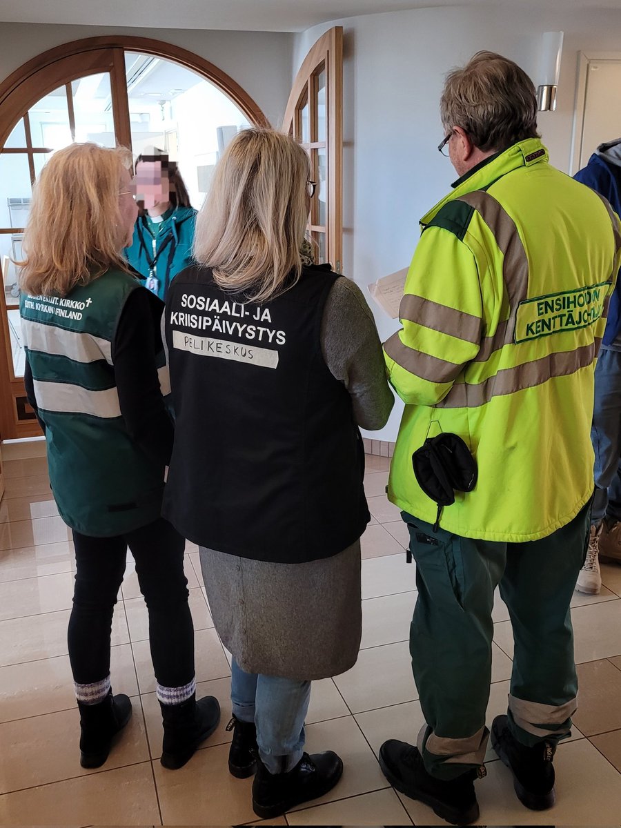 Tänään <a href="/KeuSokri/">Keski-Uudenmaan sosiaali- ja kriisipäivystys</a> harjoitteli suuronnettomuustilannetta yhdessä seurakuntien hehujen (henkinen huolto) ja ensihoidon kanssa. Taas opittiin paljon. Harjoitusten yksi tärkeä tehtävä on osoittaa kohdat, joita pitää kehittää, jotta tositilanteessa homma toimii paremmin.
