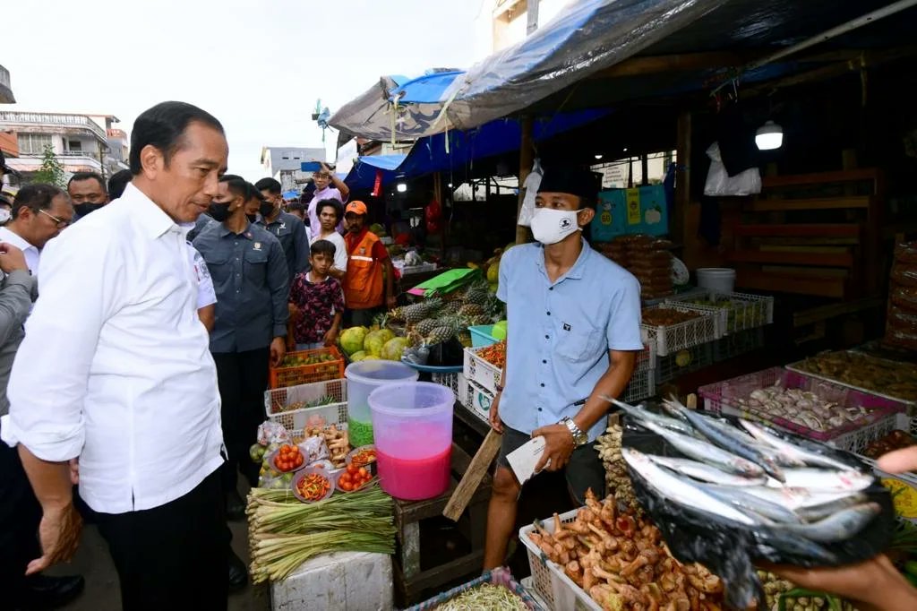 jokowi's tweet photo. Ngabuburit hari ketujuh bulan Ramadan di Pasar Terong, Kota Makassar. Di sini banyak dijajakan makanan berbuka puasa. 

Saya juga membagikan sejumlah bantuan sosial dan sembako kepada para pedagang dan masyarakat. https://t.co/pVfOkpqchP