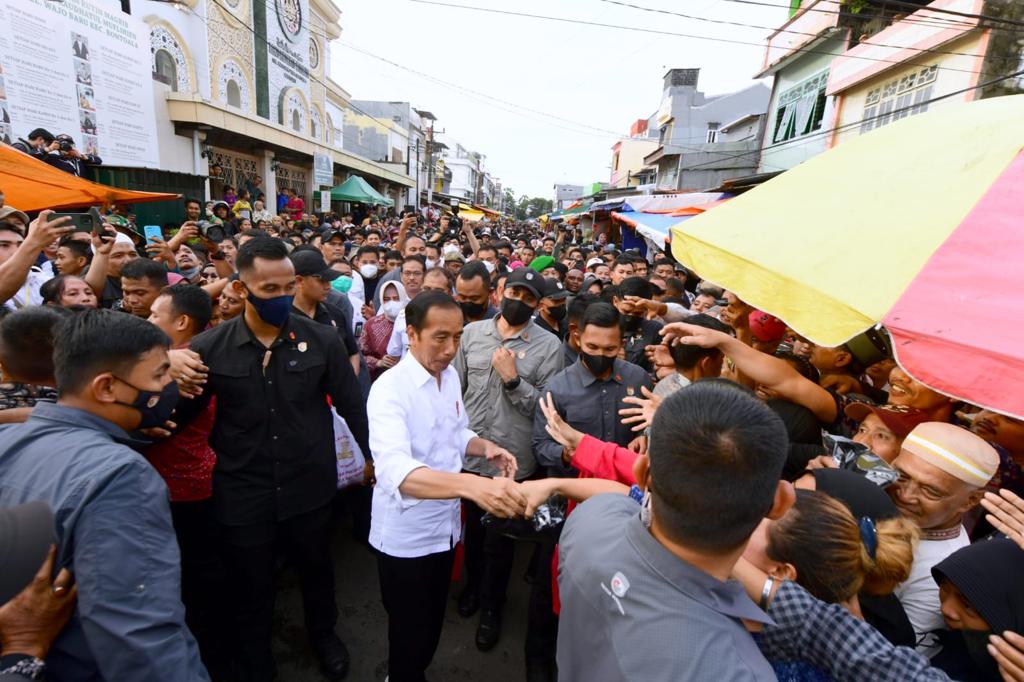 jokowi's tweet photo. Ngabuburit hari ketujuh bulan Ramadan di Pasar Terong, Kota Makassar. Di sini banyak dijajakan makanan berbuka puasa. 

Saya juga membagikan sejumlah bantuan sosial dan sembako kepada para pedagang dan masyarakat. https://t.co/pVfOkpqchP