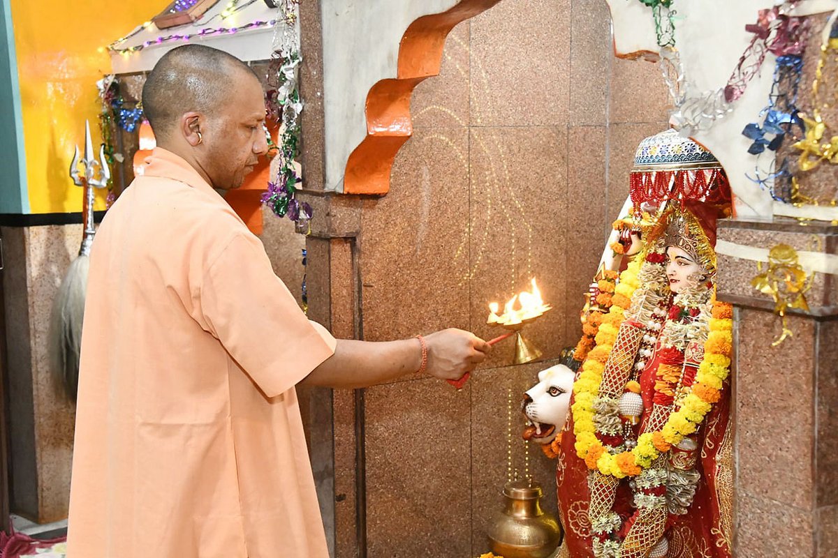 myogiadityanath's tweet photo. आज वासंतिक नवरात्र की महा अष्टमी तिथि के पावन अवसर पर @GorakhnathMndr स्थित शक्तिपीठ में विधि-विधान से माँ महागौरी की पूजा-अर्चना की।

इस अवसर पर वैदिक मंत्रोच्चार के बीच पीठ की परंपरा के अनुसार हवन व आरती के साथ अनुष्ठान पूर्ण कर माँ जगज्जननी से प्रदेश वासियों हेतु मंगलकामना की। https://t.co/Rfx0vGABTU