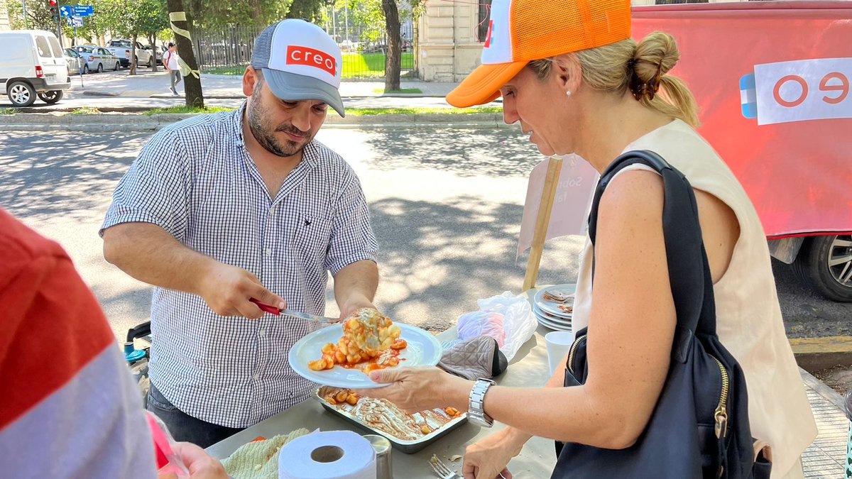 Cocinaron ñoquis frente a la Legislatura como forma de protesta contra el "gasto político".
lapapa.com.ar/nota/829/cocin…