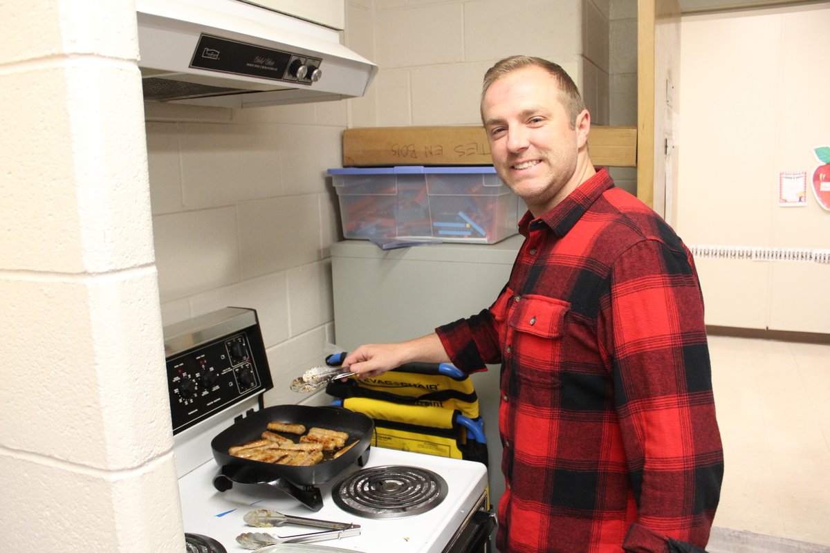 Les élèves de l’<a href="/ECFrereAndre/">École catholique Frère-André</a> ont pu goûter à la culture canadienne-française lors d’un repas de style cabane à sucre, préparé par les membres du personnel, les parents et les élèves de l’<a href="/ESCMgrBruyere/">École secondaire catholique Mgr-Bruyère</a> . Les « petits becs sucrés » se sont bien régalés ! #MoisDeLaFrancophonie