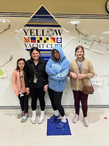 MrsNRRoth's tweet photo. #marchmadnessspiritweek 5 Yellow
{Teacher wore the hoods up for the "student effect" for 📷 purposes😀}
@lcorco22 @NRCSRangers https://t.co/JbZ7Jmswlc