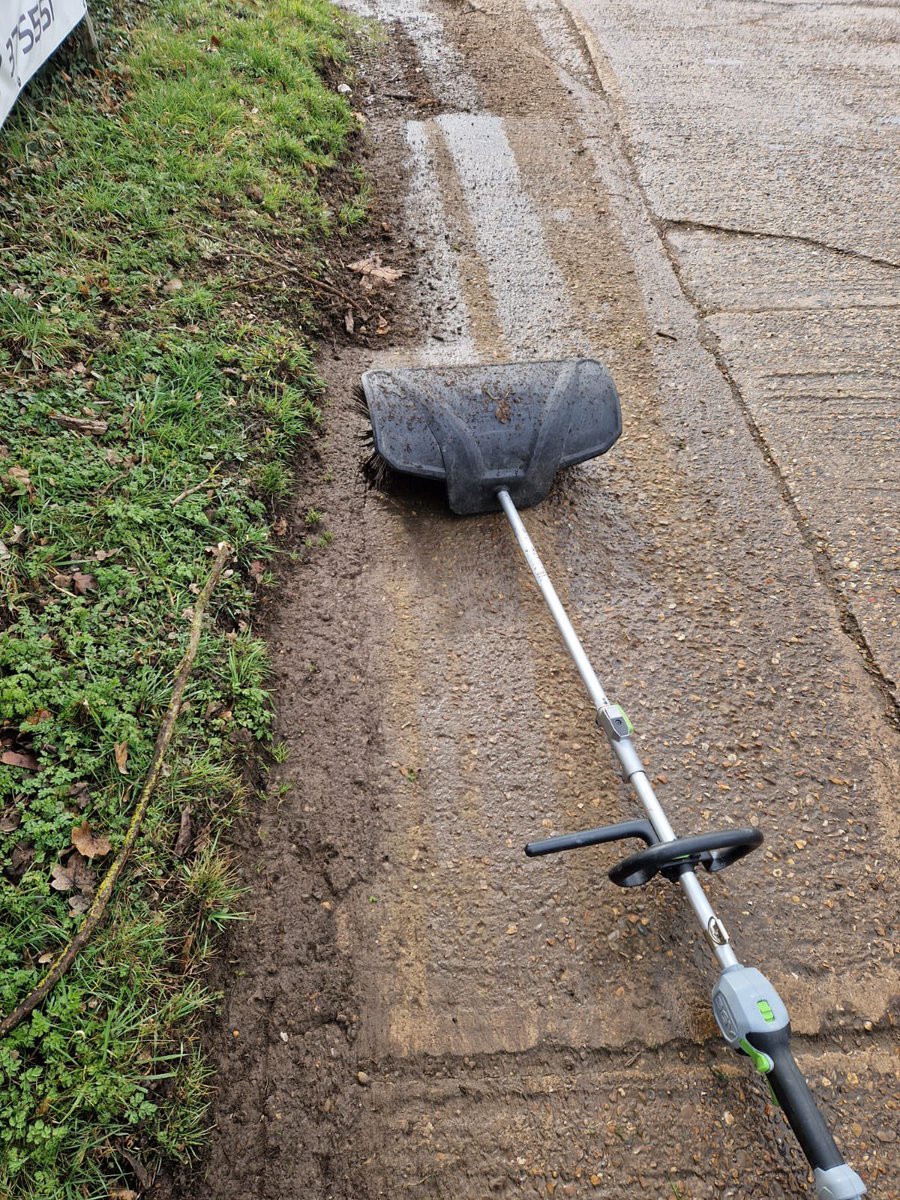 Spring cleaning?

The multi-tool bristle brush attachment is perfect for clearing up paths, driveways, patios and decking 😎☀️ Remember, it’s not just the BBQ that should be sparkly 😆

#EGOPower #BatteryPower #SpringClean