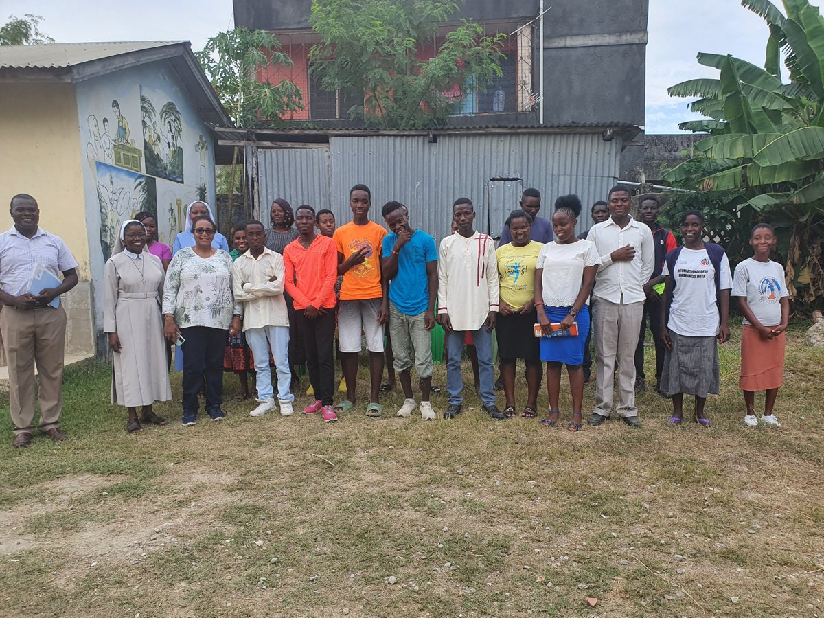 PaxChristi's tweet photo. Dieudonné, sister Wamuyu and sister Hedwig are currently in Kenya for the peace training program, in Mombasa /Kenya. Thet met the students at schools, the youth in parishes & sisters in religious communities and the motorcycles' drivers !
#peacetraining #kenya #pci https://t.co/fw1SkMeu28