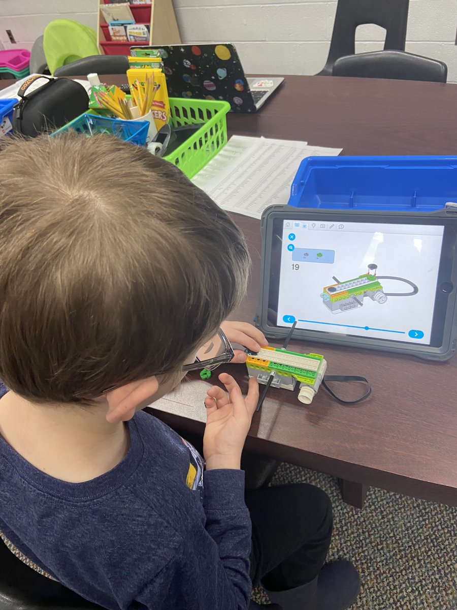 dream_createnow's tweet photo. Using #Lego Education to create a Rover! 
Students had to research, build, and code their Rover! #LegoWeDo #coding #futureproblemsolvers #SESteachershelpingteachers https://t.co/FGIXMr8kqe