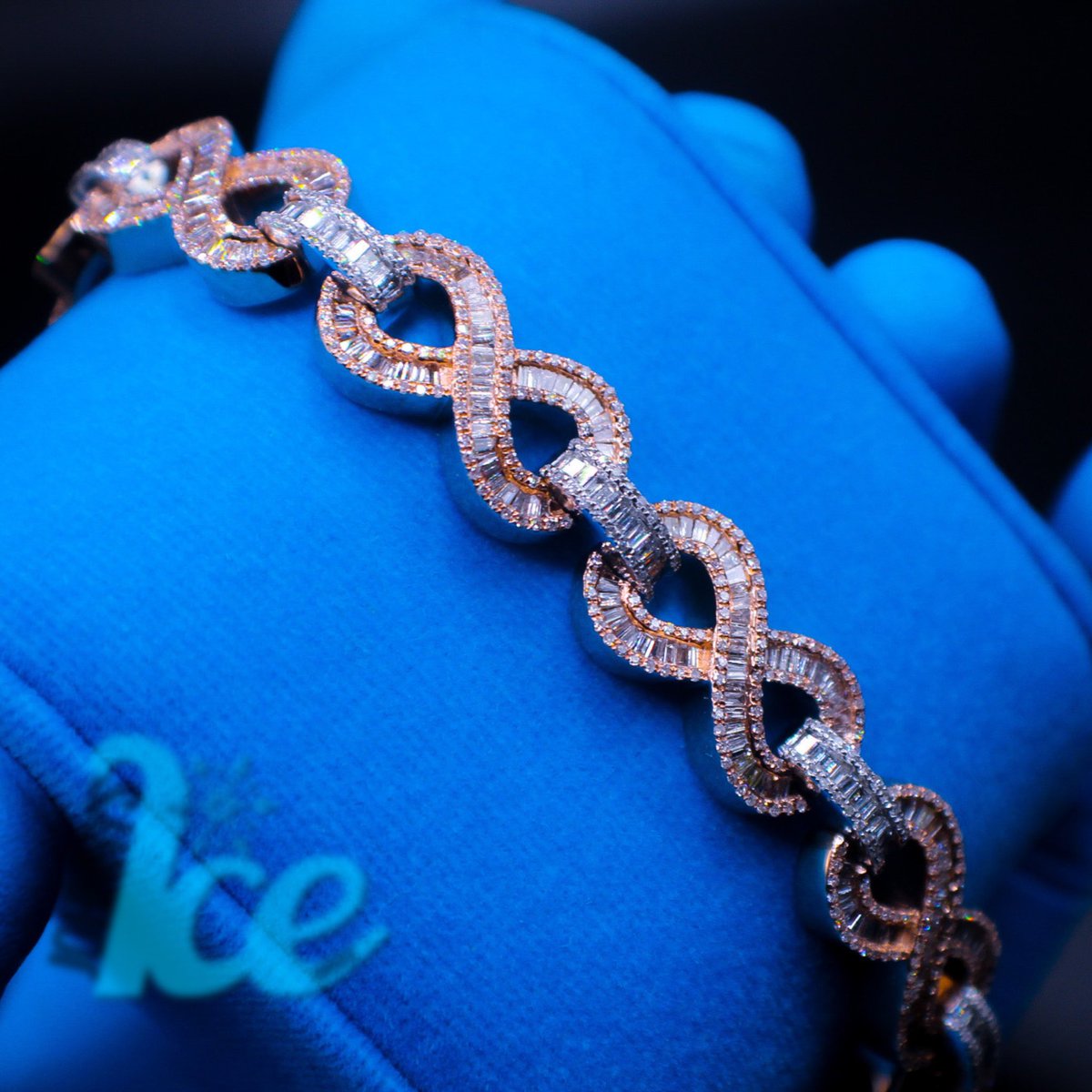 johnnythajewelr's tweet image. 14KT ROSE 🌹 &amp;amp; White Gold.
7 carats Natural VVS1 Diamonds 🤍
#bracelets #jewelry #infinitylink 
Now live: johnnysiceandco.com