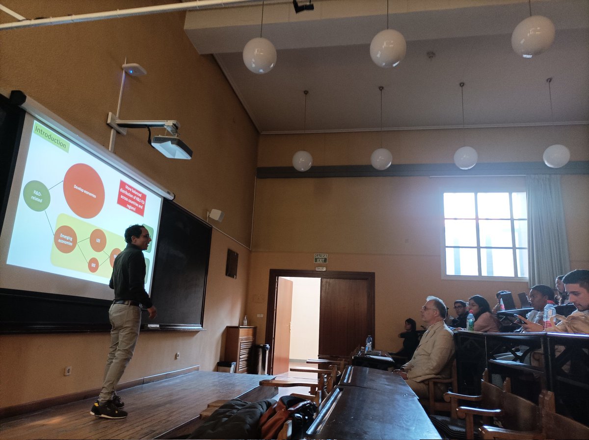 MEGIN_DEGIN's tweet photo. Esta tarde estamos en @industrialesupm, asistiendo al diálogo entre estudiantes de doctorado #DEGIN y Daniele Archibugi. En primer lugar, Carlos Loaiza, presenta su trabajo de investigación. @MEGIN_DEGIN @UAM_Economicas https://t.co/AeTIbX0Qty
