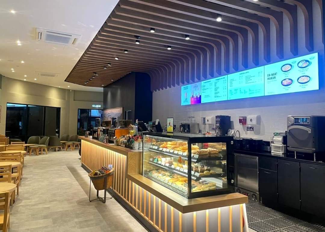 Starbucks Kuale dh mula beroperasi. Lueh beno kedeinye. Kome kalo keluo megang cup ayor ade tulih name kome tu usoh le ingker &amp; eksyen yak 😂