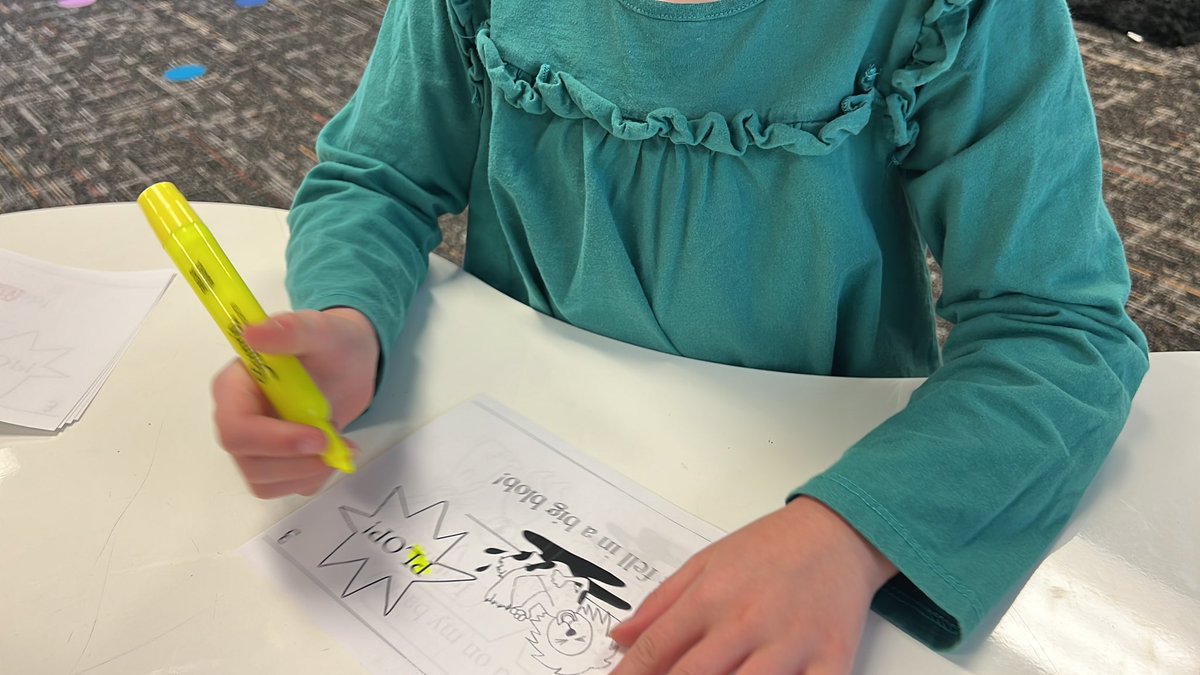 MrsSumrallTeach's tweet image. Locating blends and digraphs in our phonics strategy group today! #pinkspringtraining @shantieljovamna @pressNseale @eagertolearnSoo @CounselorCaring