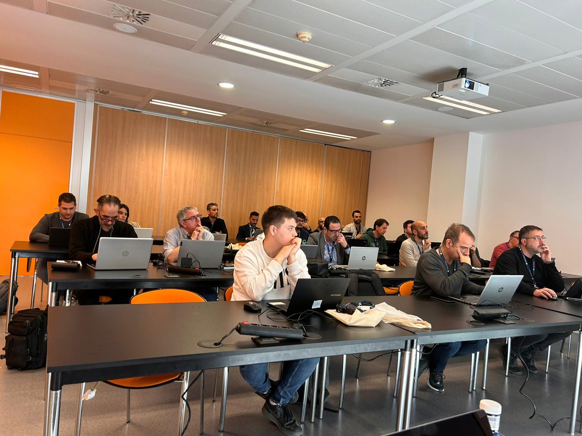 bezael_perez's tweet image. 🎉 ¡Gran experiencia! 🎉
Hoy tuve el placer de compartir un workshop sobre #Microfrontend junto a @danywalls para el equipo de WoltersKluwer y clientes.
Quiero agradecer a #WolterKluwerEspaña, por la invitación y la confianza depositada en nosotros.
¡Fue un honor! 💪🚀