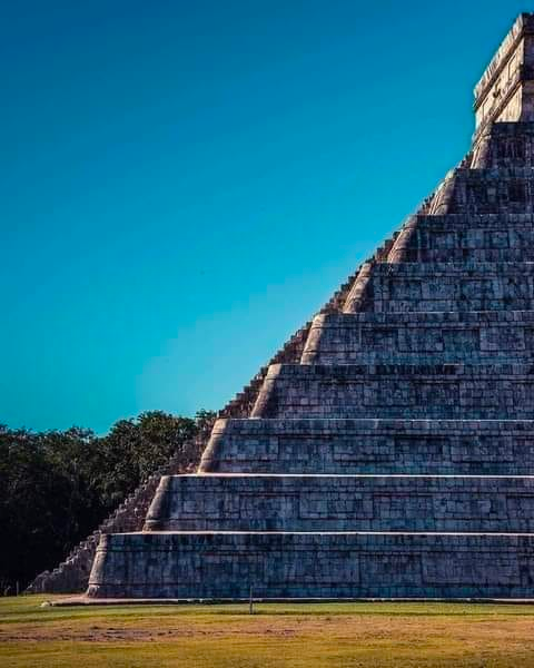 4 escaleras, 4 estaciones del año. 91 escalones por escalera, 91 días en cada temporada. 365 pasos totales, 365 días del año: Chichén-Itzá, México