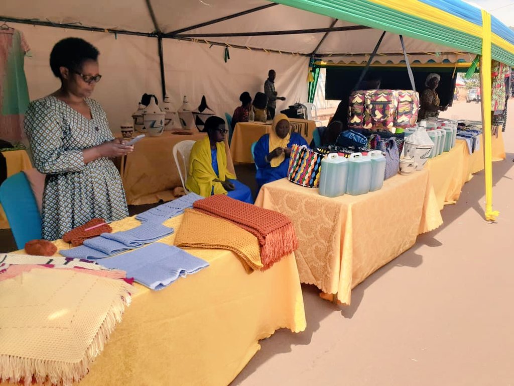 CellMuyange's tweet photo. Aka kanya mu kagari ka Muyange @kagarama sector ku rusengero rwa  ADEPR Muyange hari kubera igikorwa cy'imurikagurisha ry'ibikorerwa iwacu #MadeinRwanda , rizamara iminsi 2 abahagenda n'abahatuye muze mwihahire ibikorerwa iwacu. @RwandaLocalGov @PudenceR 

Ntucikwe https://t.co/GfNr1jcZZR