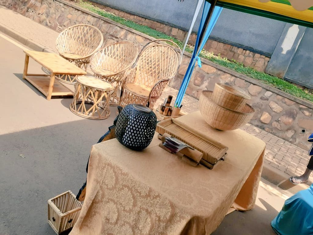 CellMuyange's tweet photo. Aka kanya mu kagari ka Muyange @kagarama sector ku rusengero rwa  ADEPR Muyange hari kubera igikorwa cy'imurikagurisha ry'ibikorerwa iwacu #MadeinRwanda , rizamara iminsi 2 abahagenda n'abahatuye muze mwihahire ibikorerwa iwacu. @RwandaLocalGov @PudenceR 

Ntucikwe https://t.co/GfNr1jcZZR