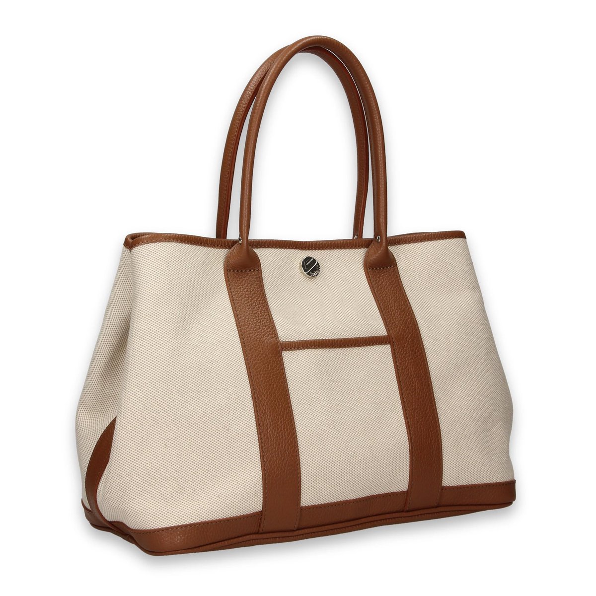 Chestnutcollect's tweet photo. The ultimate holiday companion, the Marina B Italian leather and cotton tote bag is the perfect size for all your travel essentials and includes a zip fastening pocket for your valuables. Its minimal design makes it a versatile choice for the beach or the office🛍️ 😎#italianmade https://t.co/pa5WkOiEa7