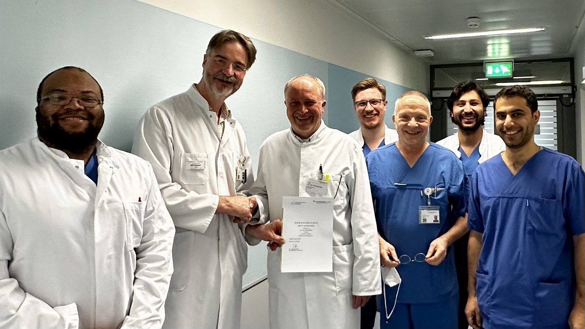 Wir gratulieren Dr. Fried Schneider, Funktionsoberarzt unserer #Universitätsklinik für #Urologie, zum 25-jährigen #Dienstjubiläum! #teamklinikumlippe