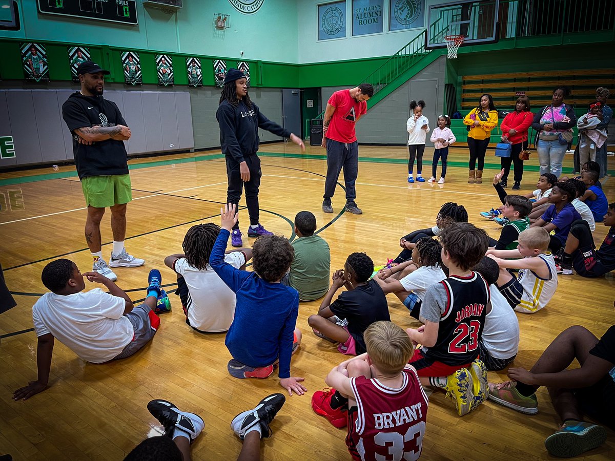 CoachBT_Turner's tweet photo. 🚨”Team Unknown”🚨 Yuri Collins @smoovYC1 All-American point guard for SLU, came by St. Mary’s last night to announced that he is sponsoring a youth basketball team!! Appreciate the Love!! 🏀 #Basketball #YouthSports #Sponsorship #YuriCollins #UnknownBrand https://t.co/rQV9mzptPM
