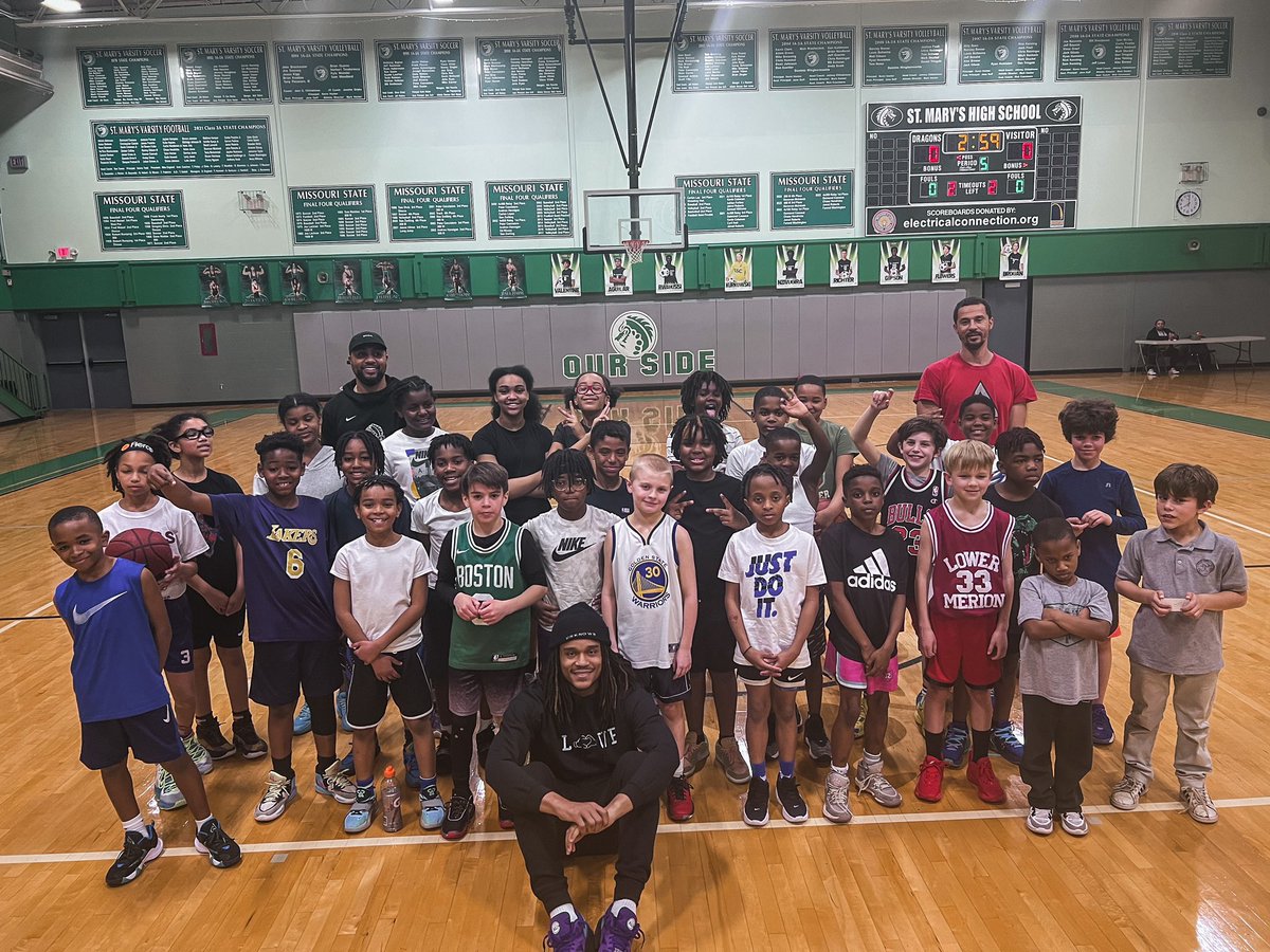 CoachBT_Turner's tweet photo. 🚨”Team Unknown”🚨 Yuri Collins @smoovYC1 All-American point guard for SLU, came by St. Mary’s last night to announced that he is sponsoring a youth basketball team!! Appreciate the Love!! 🏀 #Basketball #YouthSports #Sponsorship #YuriCollins #UnknownBrand https://t.co/rQV9mzptPM
