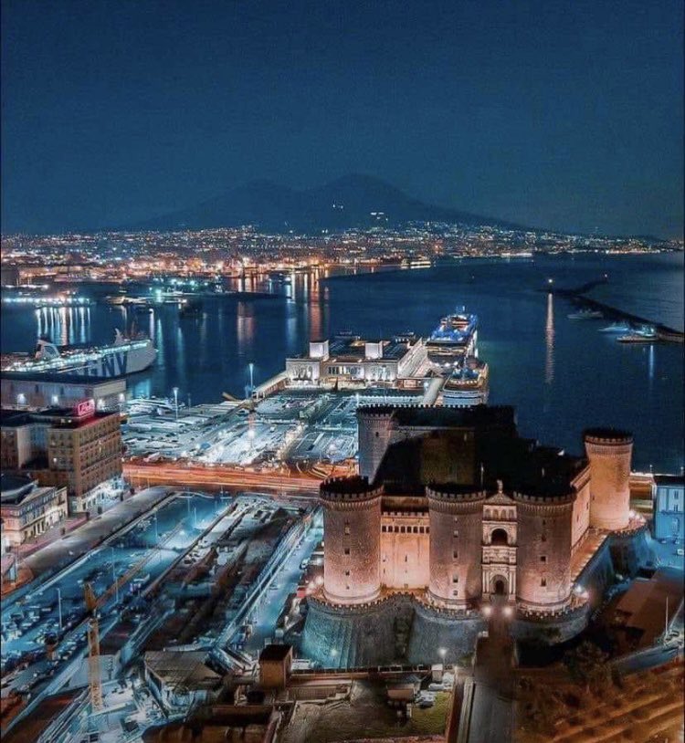 Napoli, la bellezza!                        #naples                                        #maschioangioino                         #golfo                                            #panorama                                      #Vesuvio