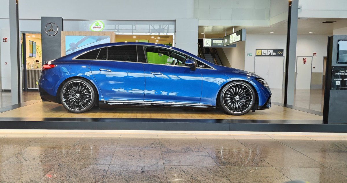 JanekKapper's tweet photo. Nice ride @BrusselsAirport  from @MercedesBenz  Watching it makes me wanna try it out for a weekend. https://t.co/HfDokyey9U